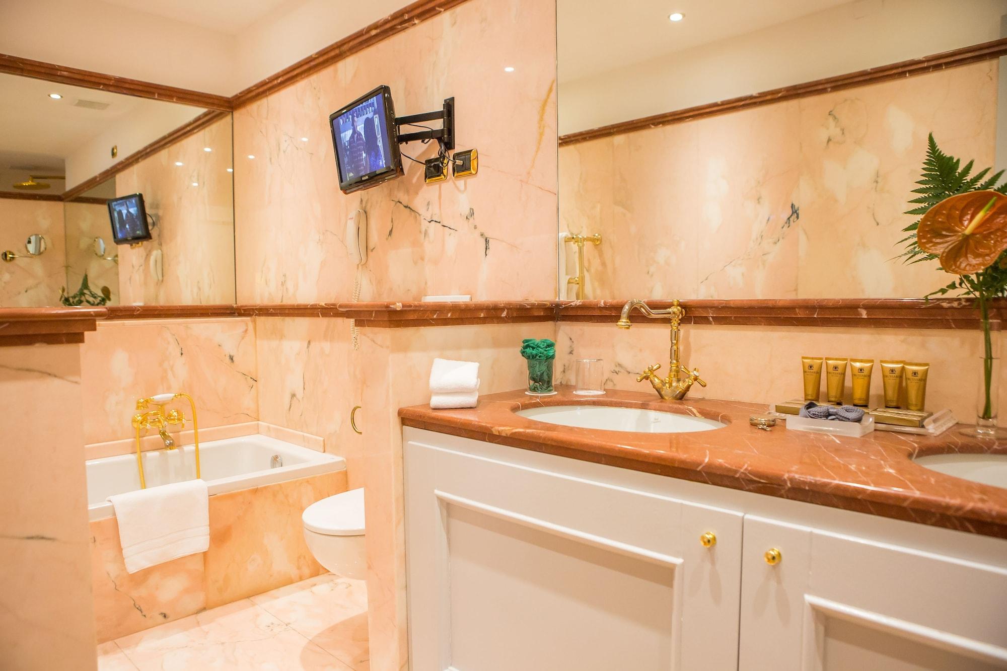 Due Torri Hotel Верона Екстериор снимка